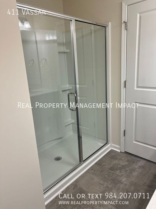 Building Photo - 411 Vassar-