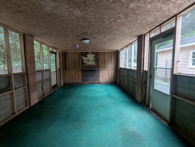 Building Photo - 904 Rosedale Ave