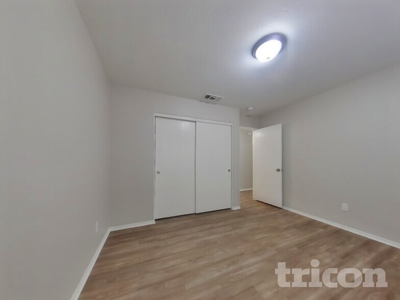 Building Photo - 9215 W Sandra Terrace