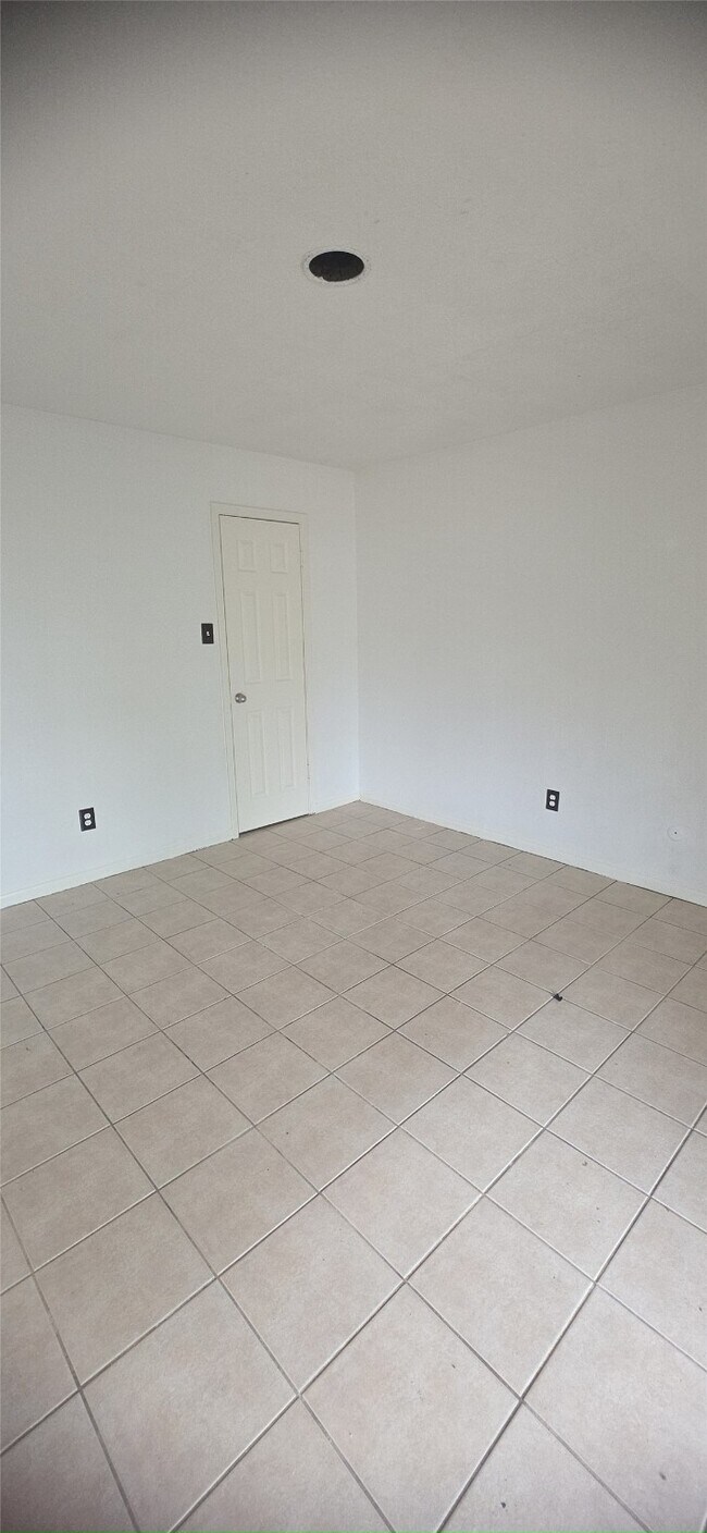 Building Photo - 9090 S Braeswood Blvd
