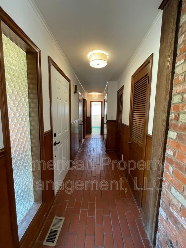 Building Photo - 5102 E 33rd St