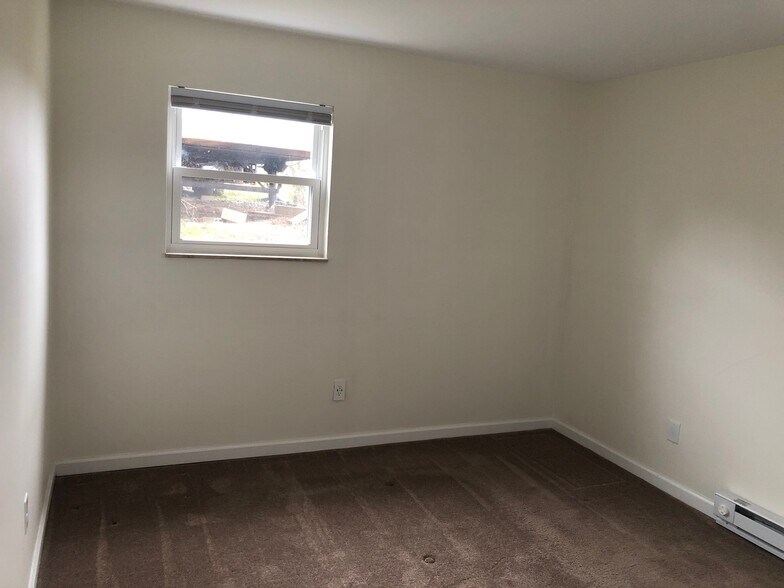 BedRoom - 101 Colonial Oaks Dr