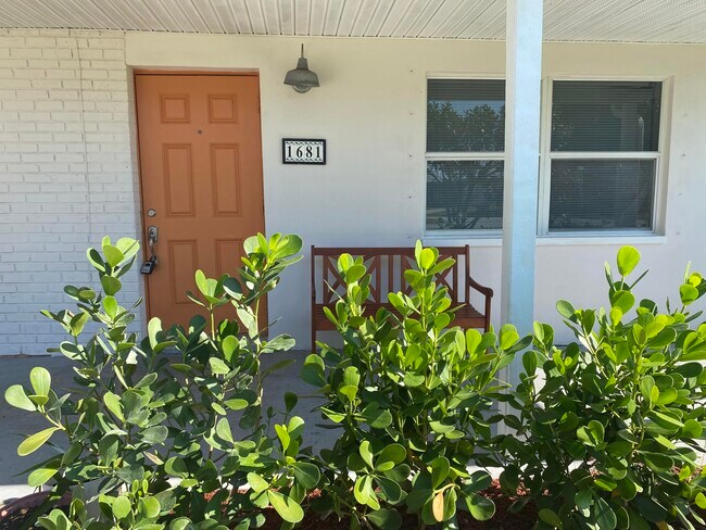 Building Photo - 1681 NW Palm Lake Dr