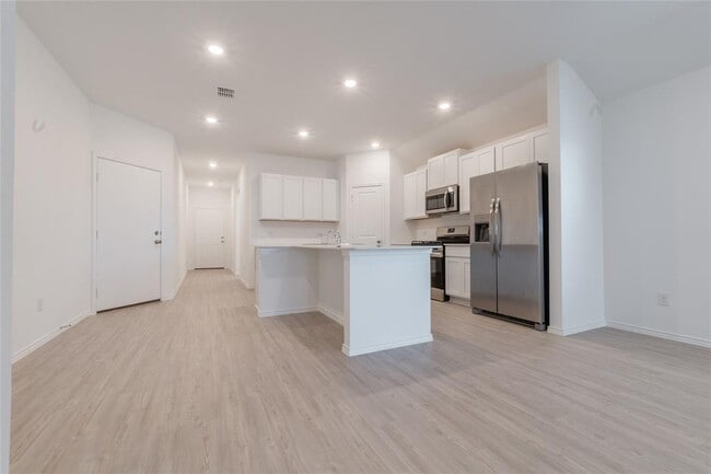 Building Photo - 368 Keefer
