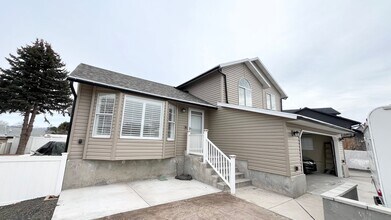 Building Photo - 5 Bedroom/4 Bathroom Home in West Valley City