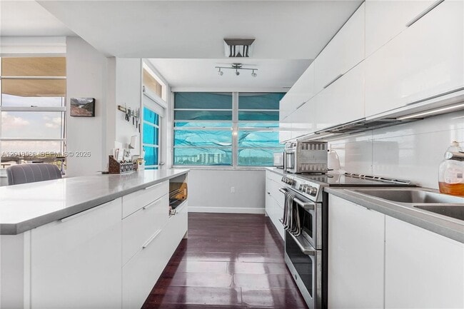 Building Photo - 18011 Biscayne Blvd