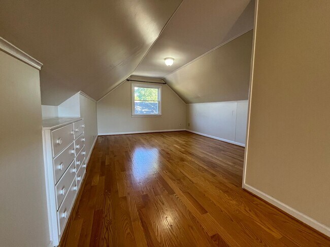 Building Photo - **3-BEDROOM HOUSE W/ 2-CAR GARAGE IN BEECH...