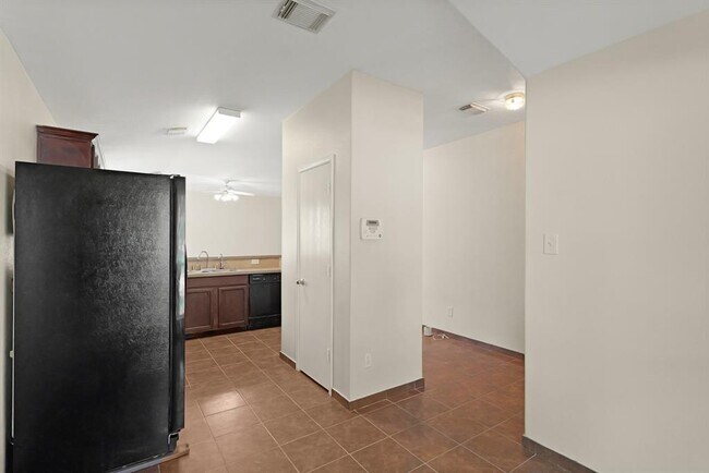 Building Photo - 1907 Wooded Acres Dr