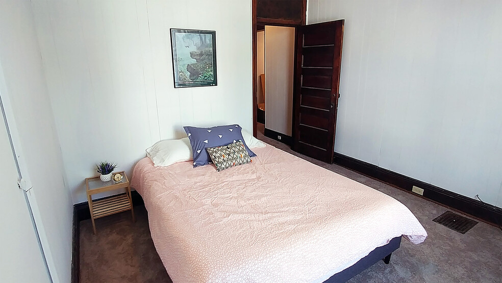 Bedroom with queen bed and large closet. - 1922 Bigelow St