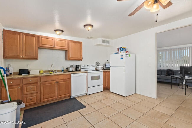 Building Photo - 7455 E Desert Spring Dr