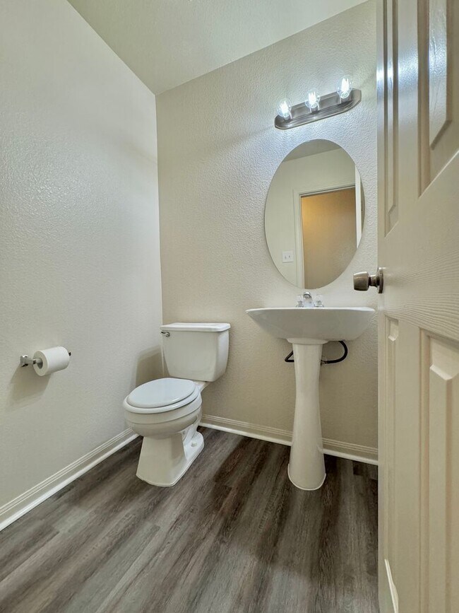 Building Photo - Desirable Highlands at Sagert Ranch Neighborhood!! Features 4 Bedrooms, 2.25 Bath, 2 Car Garage Home