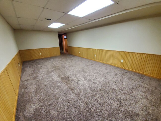 Building Photo - 3 bed 2.5 bath townhouse