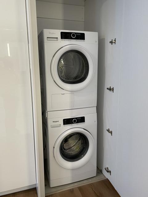 Building Photo - 987 Queen St