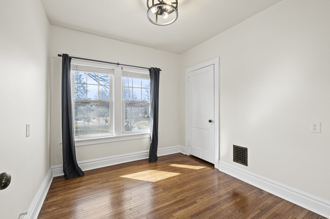 Center Bedroom - 862 College Ave