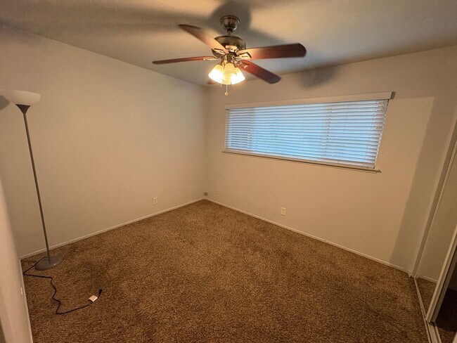 Building Photo - Rent Today! Available Charming 2 Bed 1 Bath in North Highlands Area!