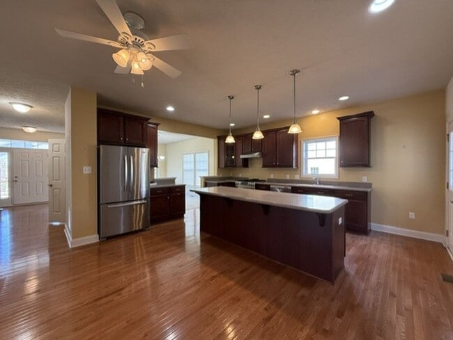 Building Photo - Three Bedroom Collegiate Station Home