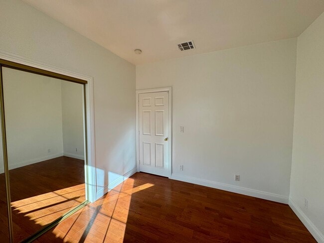 Building Photo - Beautifully Renovated 4 Bed 4 Bath House For Rent In Long Beach!