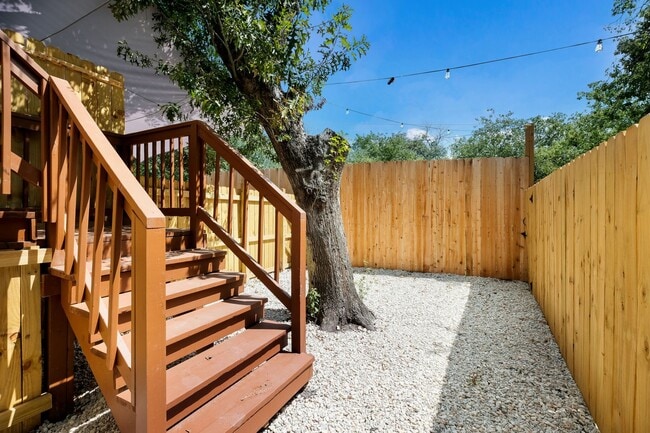 Building Photo - Private Balcony & Prime Location