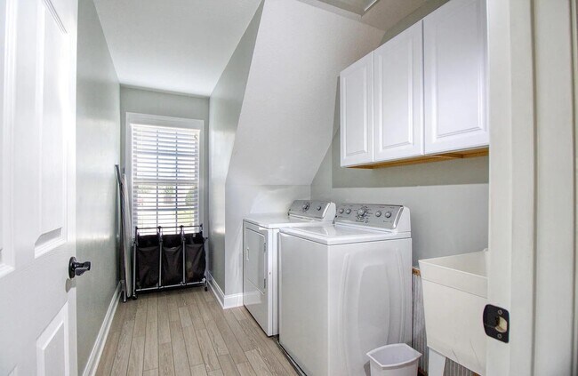 Building Photo - 5106 Tropicana Dr