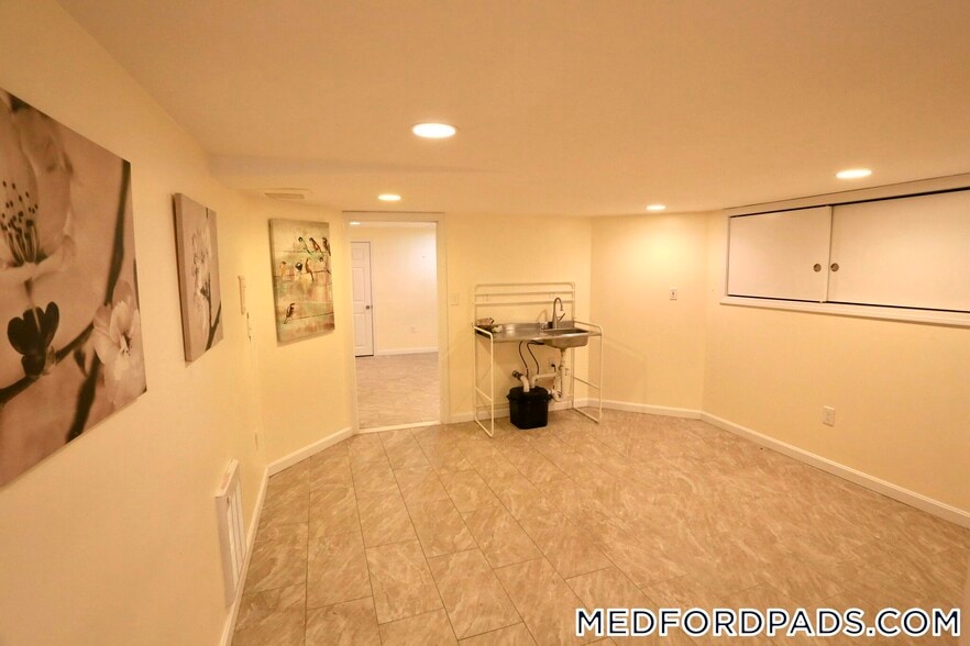 Building Photo - 124 Forest St