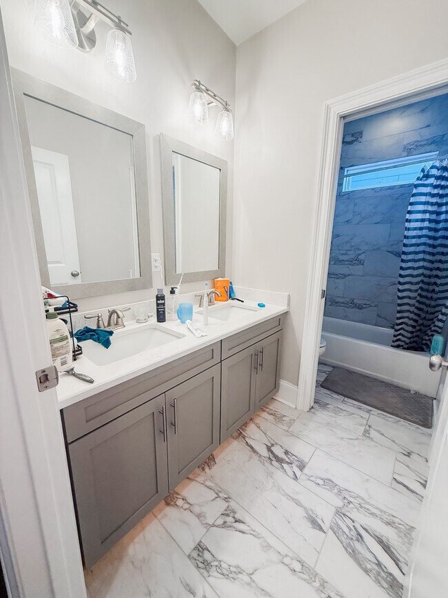 Building Photo - 5742 Vlg Rdg Ln