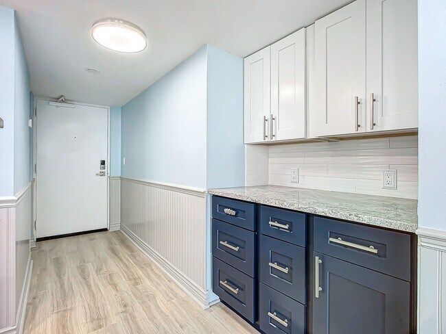 Building Photo - Stunning Penthouse Rental with Intracoasta...