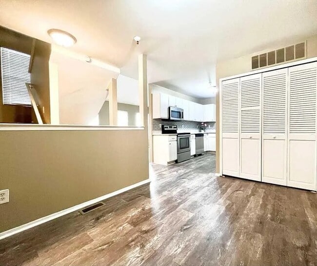 Building Photo - 15650 Stone Crossing Dr