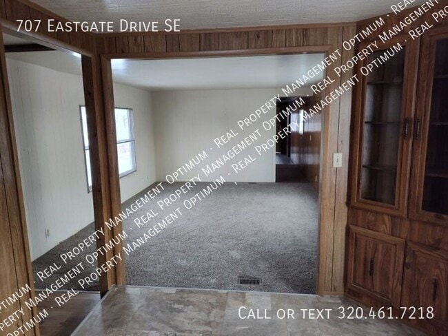 Building Photo - 707 Eastgate Dr SE