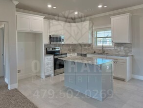 Building Photo - Single-Family Home- Desirable Cedarwood Plan