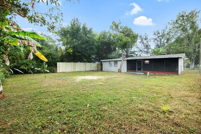 Building Photo - Beautiful 3bdrm/2bath home with attached garage and large yard $1,595.00 ** Ready Now** MOVE IN B...