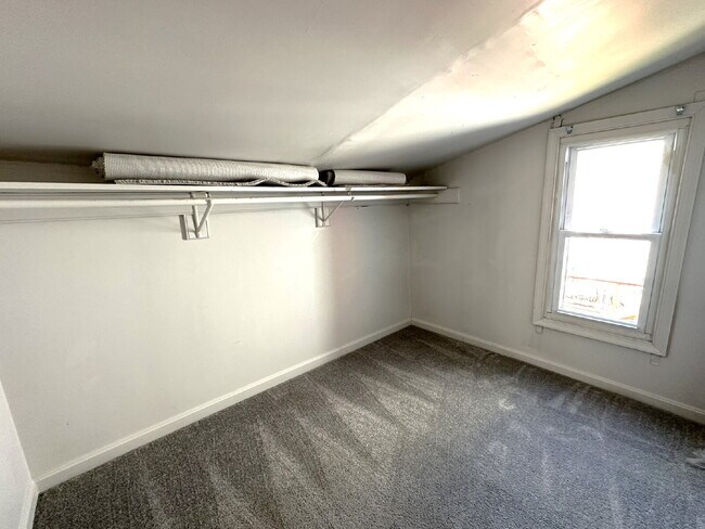 Building Photo - Top Floor Apartment in Downtown Westminster