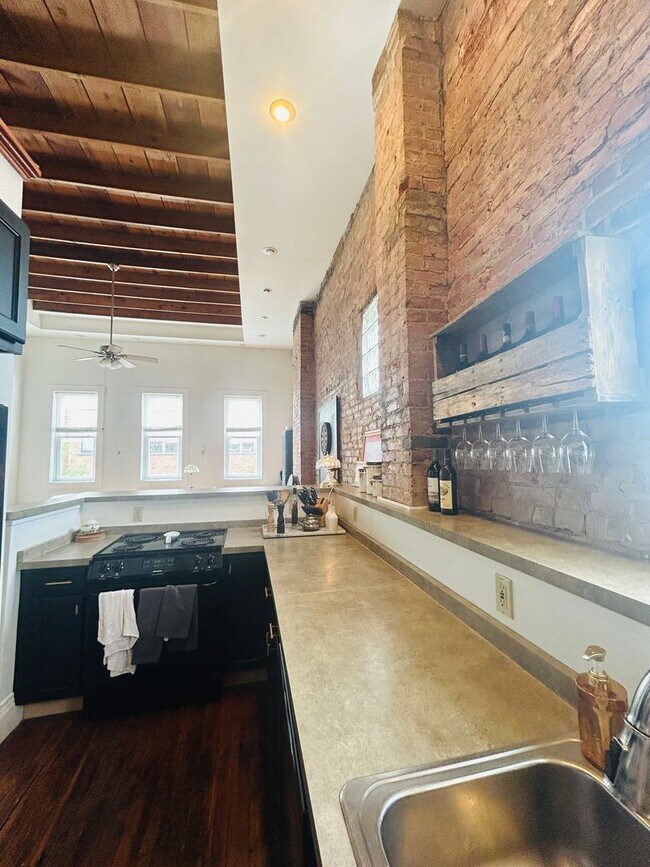 Building Photo - Madison Ave. Loft