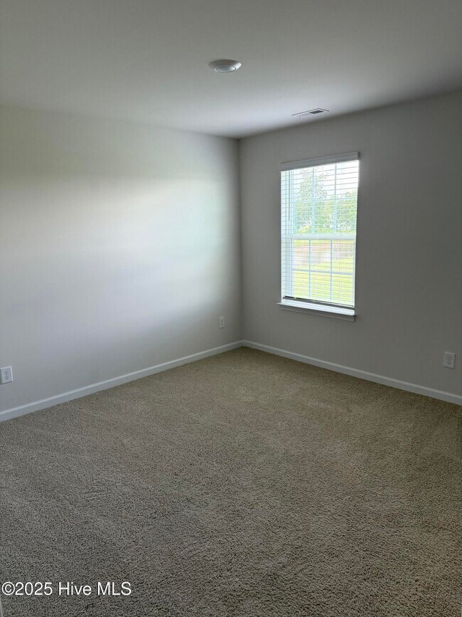 Building Photo - 3228 Ridgeland Dr