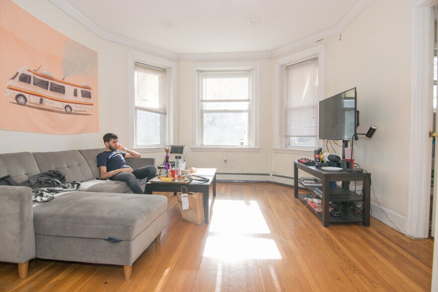 Primary Photo - 61 Thatcher St