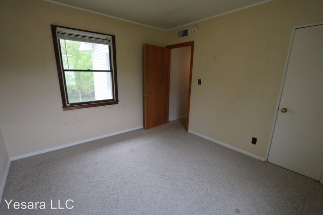 Building Photo - 121-123-123 Melrose Ct