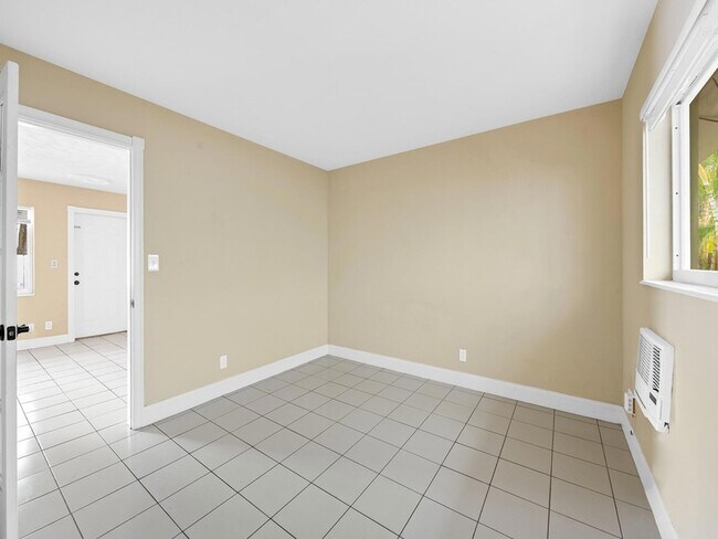 Building Photo - 1219 NE 14th Ave