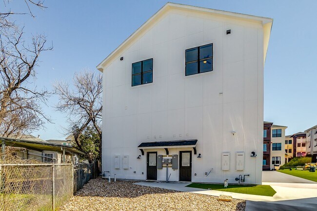 Building Photo - 2320 Benbrook Blvd