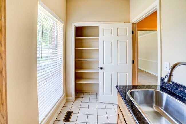 Building Photo - Beautiful home across from Jenks Middle Sc...