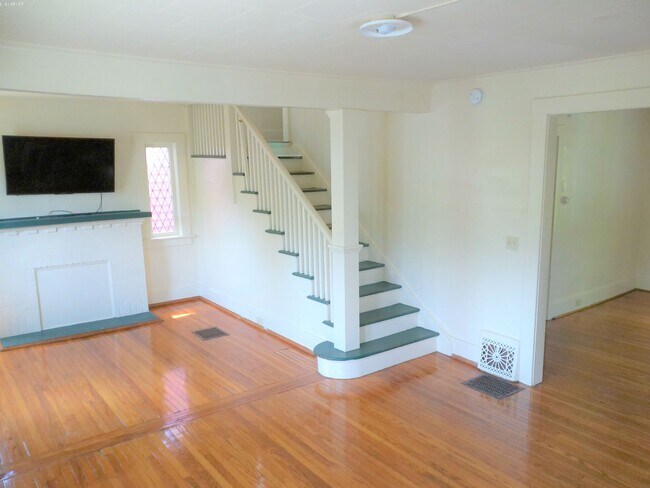 Building Photo - Available 6/1/2026 Charming Home With Priv...