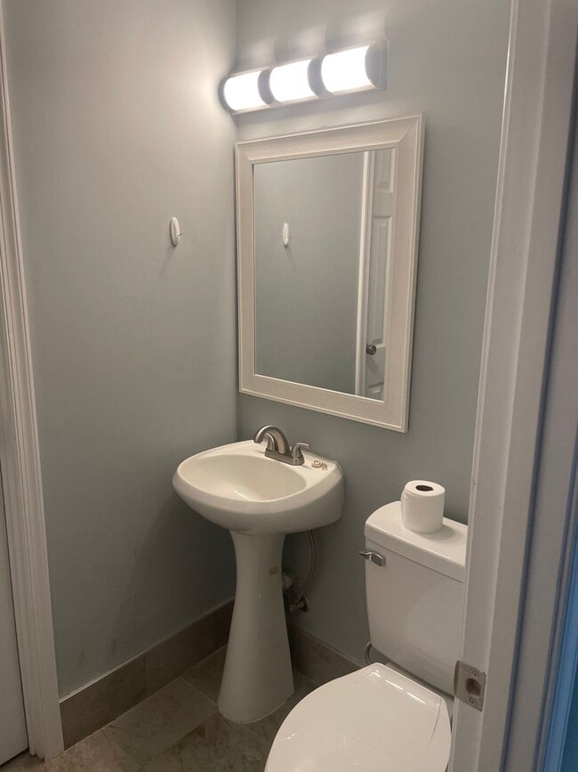 Building Photo - Three bedroom 1 1/2 bath ranch home