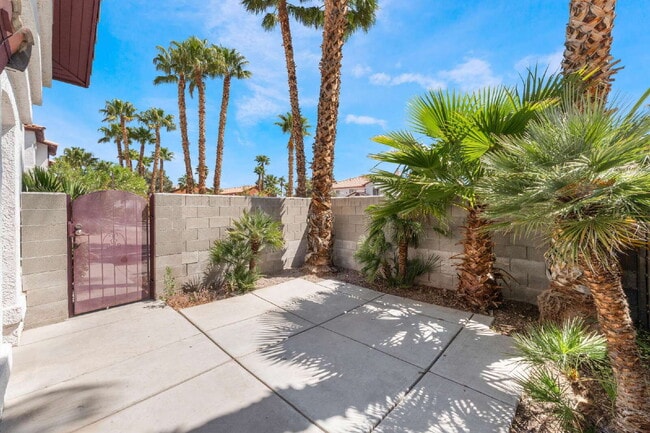 Building Photo - Move in now to this beautiful 2 story 3 bed 2.5 bath townhome near the Lakes area!