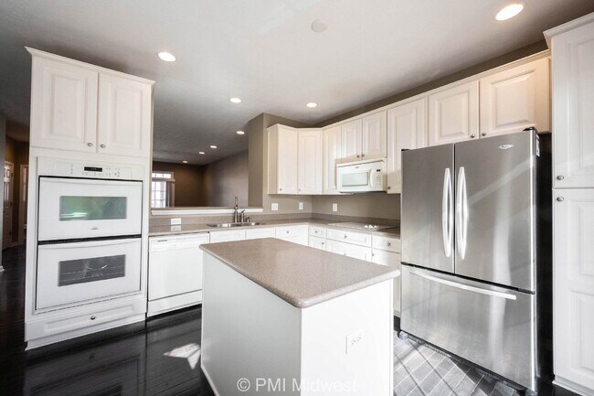 Building Photo - "Charming 2-Bed Townhouse Retreat with Har...