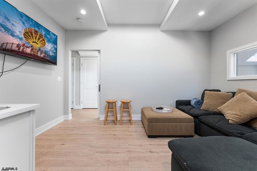 Building Photo - 21 N Wyoming Ave