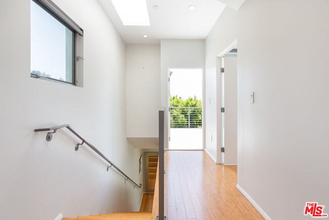 Building Photo - 3907 De Longpre Ave