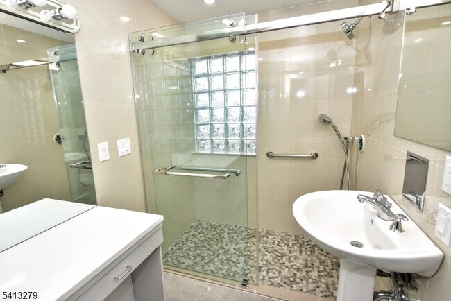 Building Photo - 411 10th St