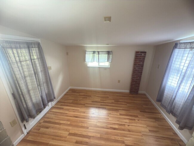 Building Photo - Charming 3-Bedroom Home + Bonus Room in Prime Niskayuna Location!