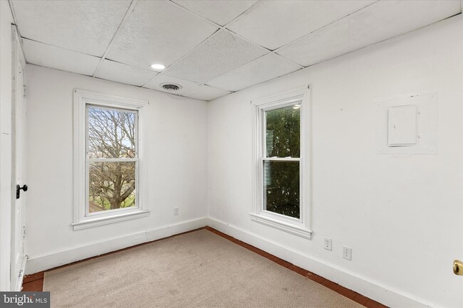 Building Photo - 6 N Main St