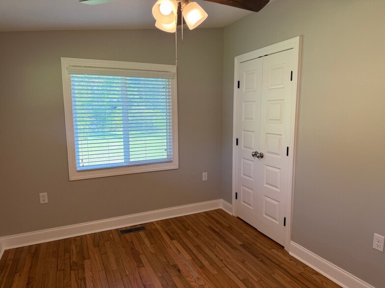 Building Photo - 1016 Forest Glen Dr