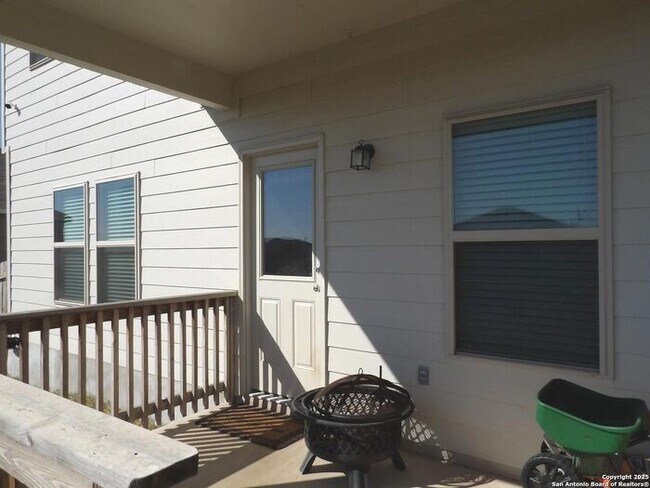 Building Photo - Beautiful and Spacious 4 Bedroom