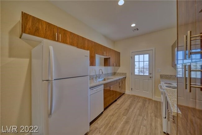 Building Photo - 1040 S Nail Crk Ct